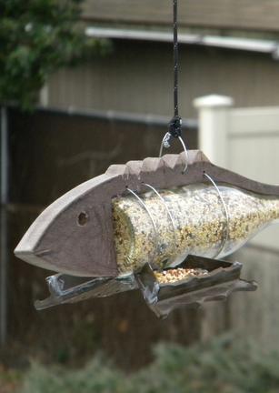 DIY Fish shaped Bird Feeder made from a bottle. Check out our other nautical and beach decor DIY projects. www.DIYeasycrafts.com