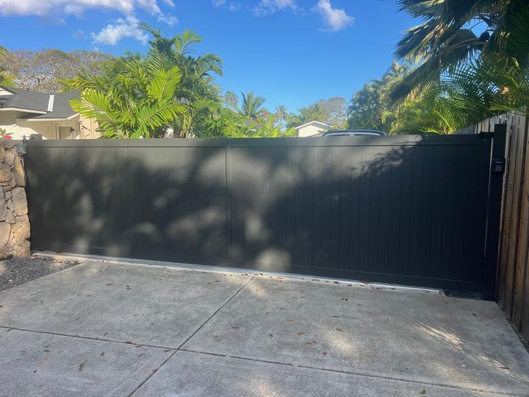 Island Style Gates, Aluminum gates Hawaii, Driveway gate Honolulu, Privacy Gates Oahu, Custom Gates Oahu, Automatic Gates Hawaii, modern aluminum driveway gates