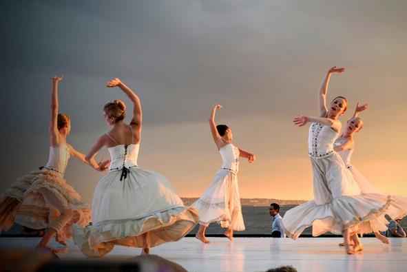 bailarinas dançando com tutu branco