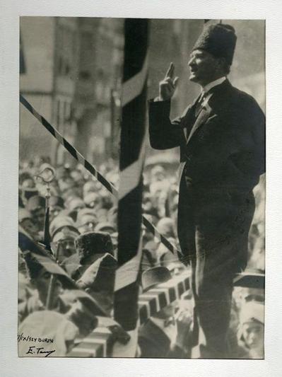 Atatürk halk önünde konuşurken - Mehmet Gezer