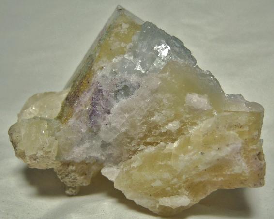 fluorescent FLUORITE, CALCITE, CHALCOPYRITE, Minerva No. 1 Mine (Ozark-Mahoning No. 1 Mine), Ozark-Mahoning group, Cave-in-Rock Sub-District, Illinois - Kentucky Fluorspar District, Hardin County, Illinois, USA