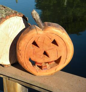 How to make beautiful Halloween pumpkin decorations from firewood logs. Easy step by step instructions. www.DIYeasycrafts.com