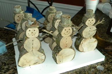 How to make a firewood snowman Christmas decoration. www.DIYeasycrafts.com