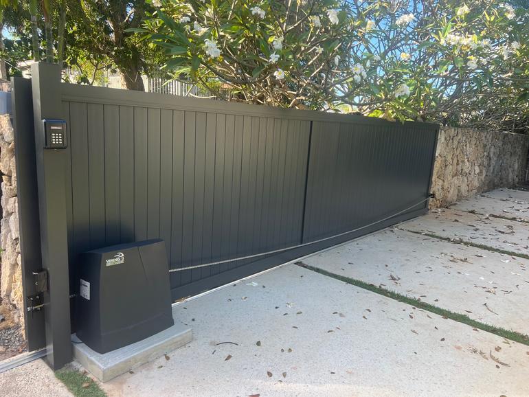 Island Style Gates, Aluminum gates Hawaii, Driveway gate Honolulu, Privacy Gates Oahu, Custom Gates Oahu, Automatic Gates Hawaii, modern aluminum driveway gates