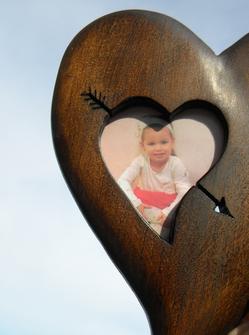 DIY Wood Heart Picture Frame Valentines Day craft project. FREE step by step instructions. www.DIYeasycrafts.com