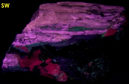 fluorescent AGRELLITE, PECTOLITE, EUDIALYTE, AMPHIBOLE, thorium salts, Kipawa alkaline complex, Les Lacs-du-Temiscamingue, Temiscamingue RCM, Abitibi-Temiscamingue, Quebec, Canada - ex Borden