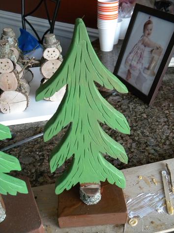 How to make DIY Wood Christmas Tree decorations. www.DIYeasycrafts.com