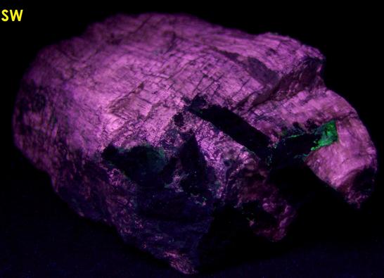 fluorescent AGRELLITE, pink EUDIALYTE - Kipawa alkaline complex, Les Lacs-du-Temiscamingue, Temiscamingue RCM, Abitibi-Temiscamingue, Quebec, Canada