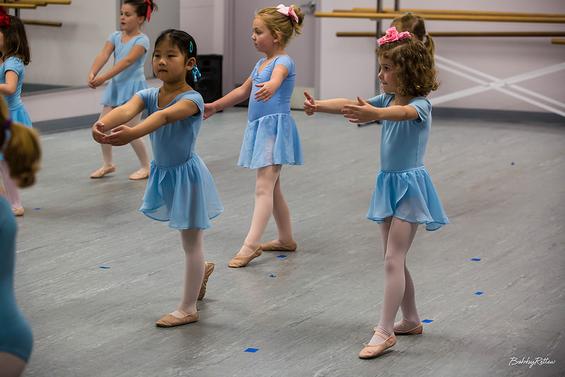 bailarinas dançando com tutu branco