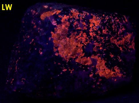 fluorescent SPHALERITE Cleiophane, WILLEMITE, MAGNETITE, HYDROZINCITE, CALCITE,Taylor Road site, Franklin, Franklin Mining District, Sussex County, New Jersey, USA