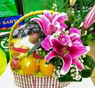 Giỏ quả kèm hoa
