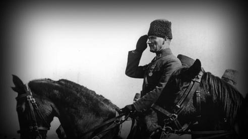 Atatürk selam durmaktayken Mehmet Gezer