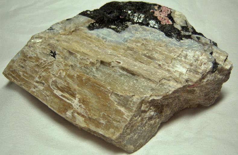 fluorescent AGRELLITE, PECTOLITE, EUDIALYTE, AMPHIBOLE, thorium salts, Kipawa alkaline complex, Les Lacs-du-Temiscamingue, Temiscamingue RCM, Abitibi-Temiscamingue, Quebec, Canada - ex Borden - for sale