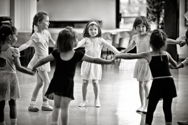 crianças em roda dançando em aula de ballet