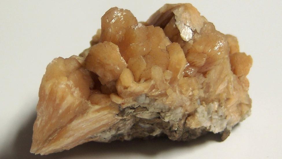 STILBITE, QUARTZ- O & G Woodbury Traprock Quarry (Orenaug Quarry; O & G No. 1 Quarry), Orenaug Hills, Woodbury, Litchfield Co., Connecticut, USA - ex Bill Barrett, ex Karenne Snow