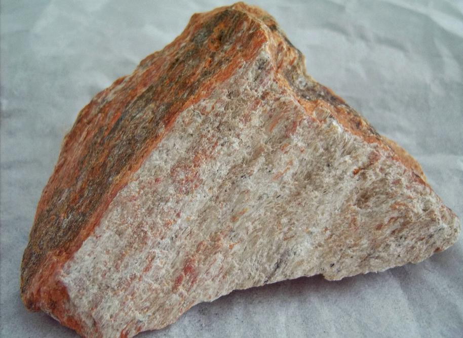 CALCOZINCITE CALCITE SUSSEXITE ZINCITE, FRANKLINITE, SERPENTINE - Sterling Mine, Sterling Hill, Ogdensburg, Franklin Mining District, Sussex County, New Jersey, USA