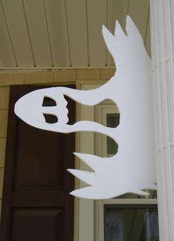 Easy, inexpensive, weatherproof Halloween Ghost decorations. www.DIYeasycrafts.com