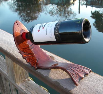 DIY easy Bent Wood Fish Shaped Wine bottle stand. Can be stained or painted to match your homes nautical or beach decor. www.DIYeasycrafts.com