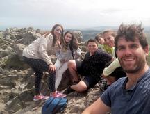 familia con niños de excursión en irlanda