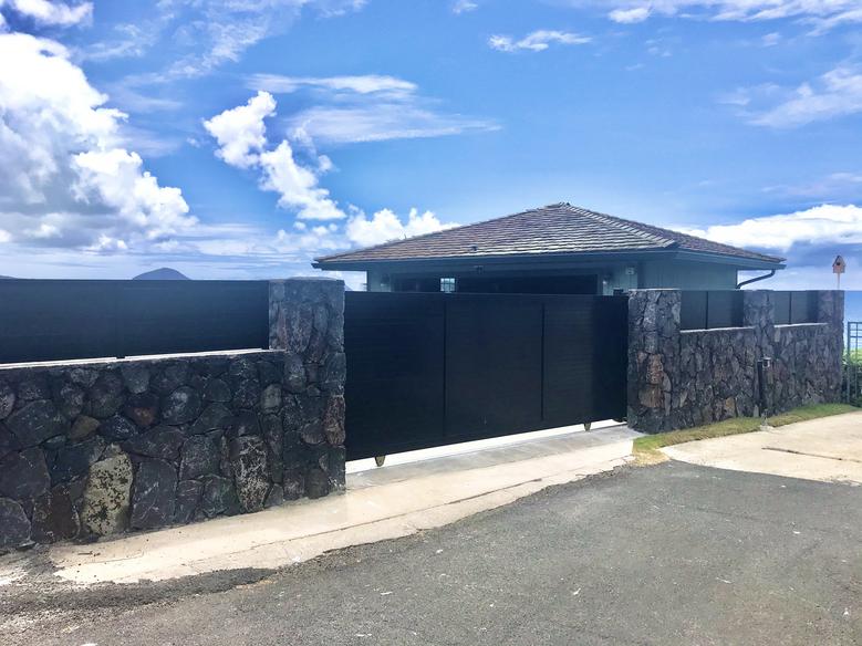 Island Style Gates, Aluminum gates Hawaii, Driveway gate Honolulu, Privacy Gates Oahu, Custom Gates Oahu, Automatic Gates Hawaii, modern aluminum driveway gates