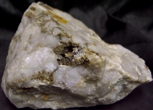 fluorescent SCHEELITE, QUARTZ, carbonates - Furniss Mine, Concord, Cabarrus County, North Carolina, USA