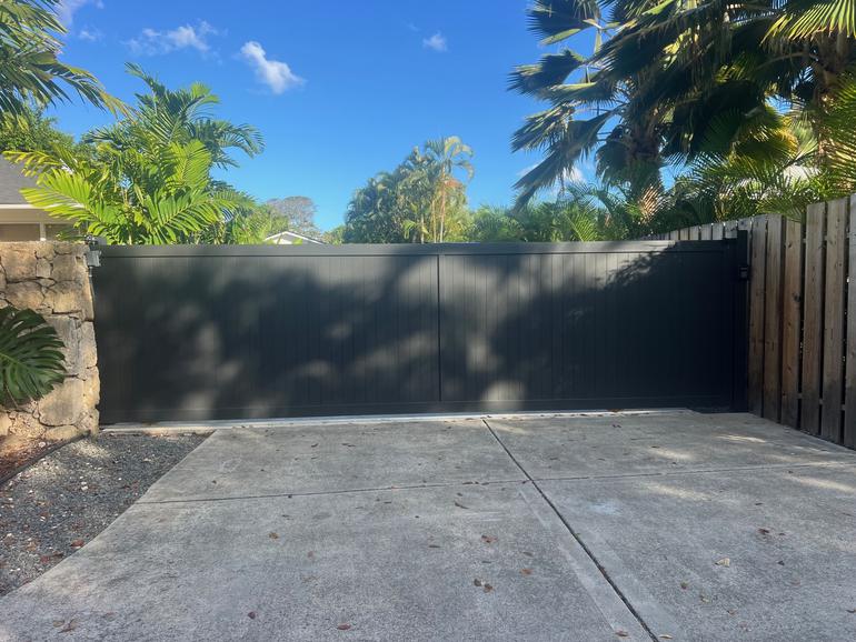 Island Style Gates, Aluminum gates Hawaii, Driveway gate Honolulu, Privacy Gates Oahu, Custom Gates Oahu, Automatic Gates Hawaii, modern aluminum driveway gates