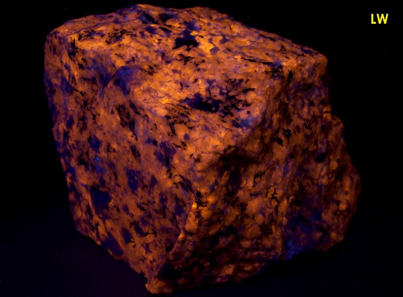fluorescent SODALITE, ACMITE AEGIRINE - Poudrette quarry (Demix quarry; Uni-Mix quarry; Desourdy quarry; Carrière Mont Saint-Hilaire; MSH), Mont Saint-Hilaire, La Vallee-du-Richelieu RCM, Monteregie, Quebec, Canada