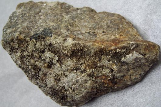 fluorescent SCHEELITE, QUARTZ, CLINOZOISITE - Trumbull (Old Mine Park), Fairfield County, Connecticut, USA