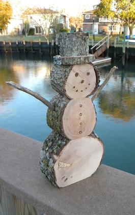 How to make a firewood snowman Christmas decoration. www.DIYeasycrafts.com