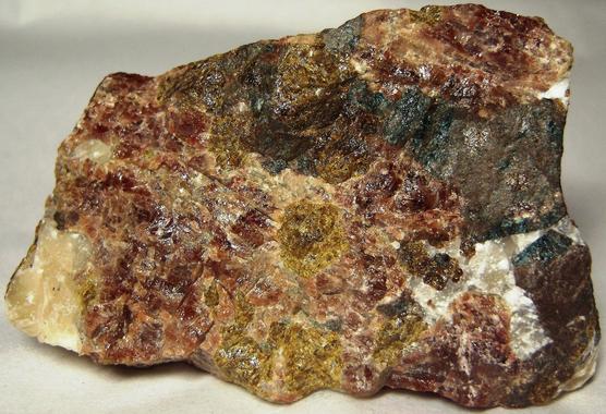 grape WILLEMITE, blue FLUORAPATITE, ANDRADITE, CALCIT, DIOPSIDE schefferite - Franklin Mine, Franklin, Franklin Mining District, Sussex County, New Jersey, USA - ex Rutgers Geology Museum