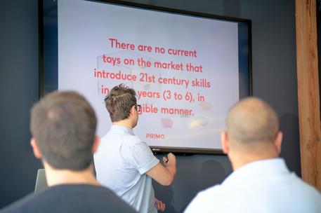 young man presenting keynote powerpoint presentation startup