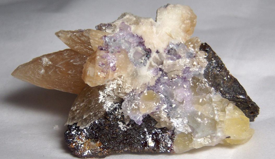 fluorescent CALCITE, FLUORITE, SPHALERITE, Cave-In-Rock (Minerva No. 1 Mine), Cave-in-Rock Sub-District, Illinois - Kentucky Fluorspar District, Hardin County, Illinois, USA