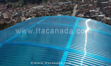 Domo con teja en policarbonato Sky Control Solar LTA de color azul.