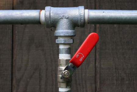 Easy to use water shut-off valve.