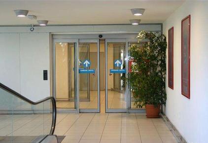Automatic sensor door