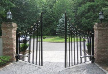 Automatic swing gate mechanism