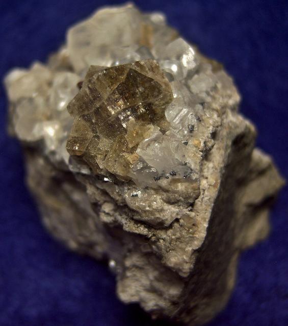 CHABAZITE-Ca, CHALCOPYITE, PYRIE, PYROLUSITE, fluorescent CALCITE - Upper New Street Quarry (Burger's Quarry), Paterson, Passaic County, New Jersey, USA - ex Fred J Parker "Parker Minerals"