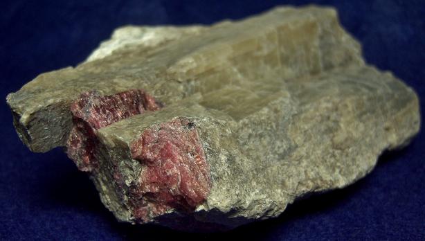fluorescent AGRELLITE, pink EUDIALYTE - Kipawa alkaline complex, Les Lacs-du-Temiscamingue, Temiscamingue RCM, Abitibi-Temiscamingue, Quebec, Canada