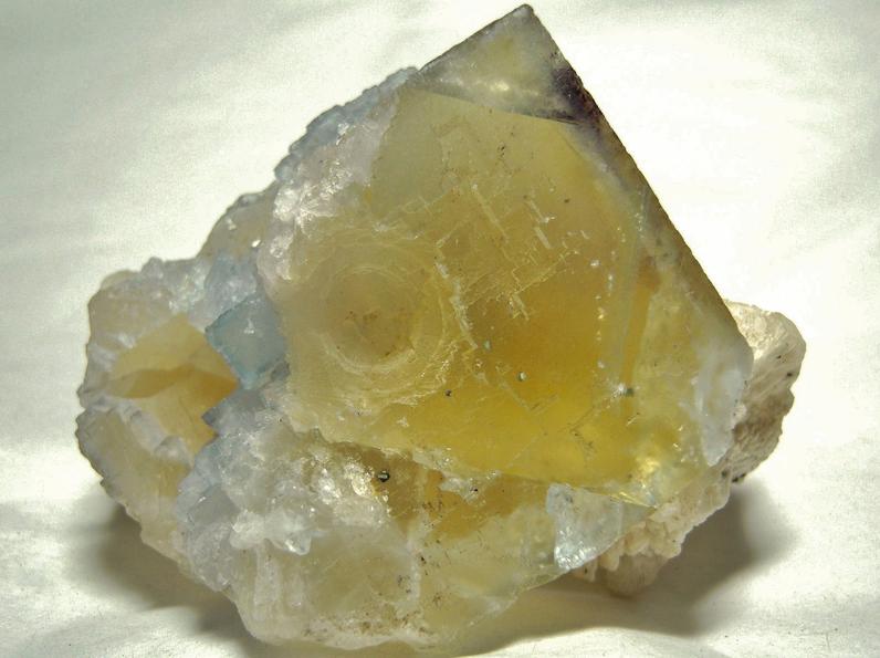 fluorescent FLUORITE, CALCITE, CHALCOPYRITE, Minerva No. 1 Mine (Ozark-Mahoning No. 1 Mine), Ozark-Mahoning group, Cave-in-Rock Sub-District, Illinois - Kentucky Fluorspar District, Hardin County, Illinois, USA