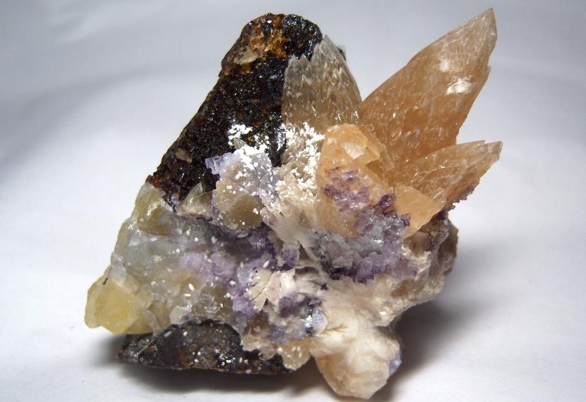 fluorescent CALCITE, FLUORITE, SPHALERITE, Cave-In-Rock (Minerva No. 1 Mine), Cave-in-Rock Sub-District, Illinois - Kentucky Fluorspar District, Hardin County, Illinois, USA