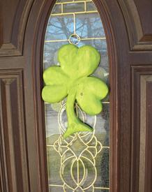 How to easily make a carved wood Clover St. Patricks Day decoration. FREE step by step instructions. www.DIYeasycrafts.com