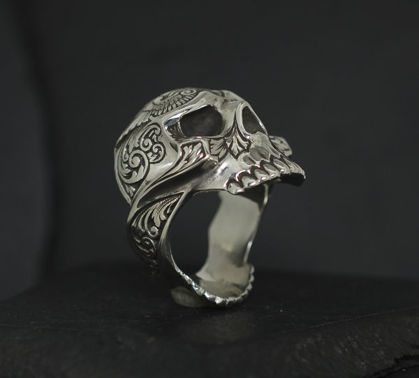 HAND ENGRAVED GUNSCROLL WITH GRIFFINS SKULL RING XL | Alfred Albrizio ...